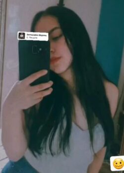 Daniela Ayala Tomandose un Selfie 18